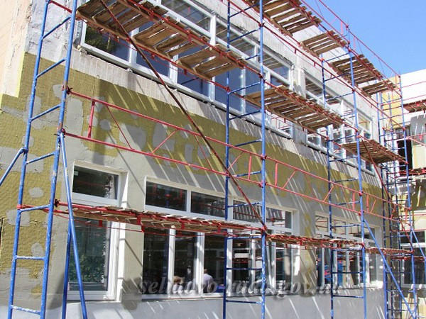 В Селидово продолжаются масштабные ремонты школы, амбулатории, детских садов и ДЮСШ