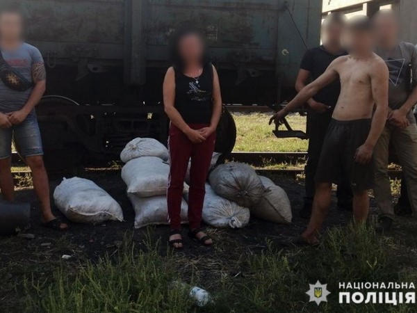 Несовершеннолетние воруют уголь на железнодорожной станции в Кураховке