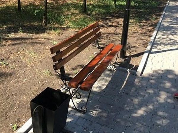 В Новогродовке снова орудуют вандалы, от рук которых пострадала новая зона для отдыха