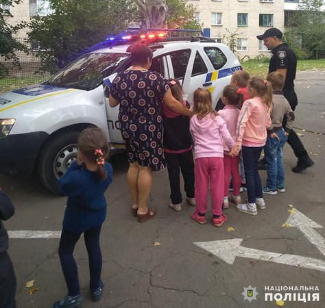 В Селидово полицейские приехали в детский сад, чтобы напомнить правила дорожного движения