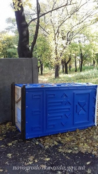 В Новогродовке вандалы крушат все на своем пути