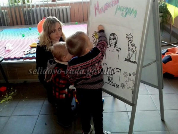 В Селидово проводят развлекательные мероприятия для мам с малышами
