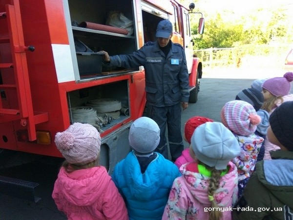 В Горняке детям устроили увлекательную экскурсию в пожарно-спасательную часть