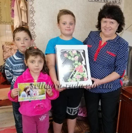 В честь Дня усыновления семьи из Селидово, Горняка и Украинска получили подарки