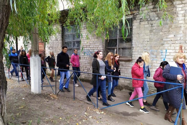 Спасатели эвакуировали студентов из Селидовского лицея