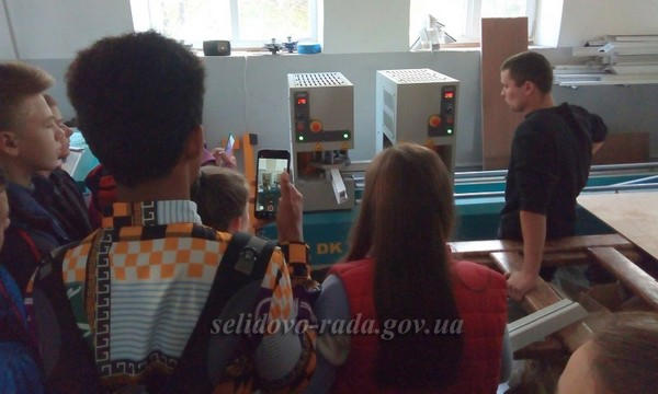 Школьникам Украинска устроили экскурсию на производство