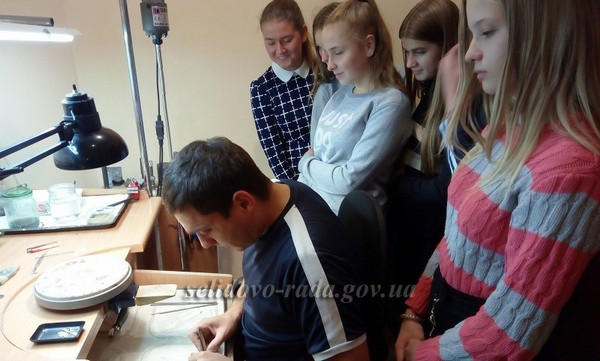 Селидовские школьники посетили мастер-класс по изготовлению ювелирных украшений