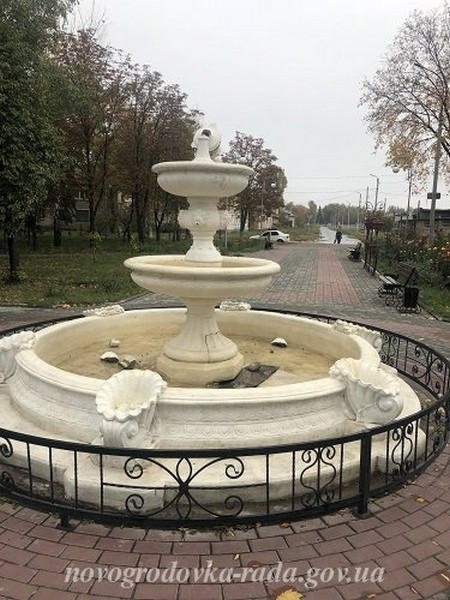 В Новогродовке вандалы крушат все на своем пути