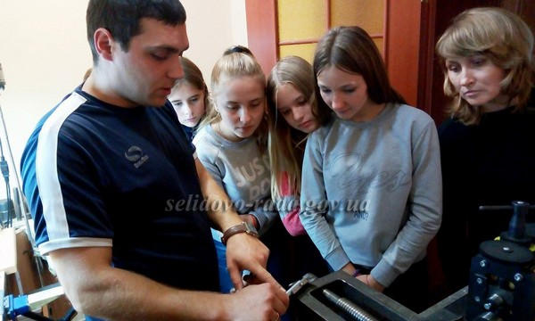 Селидовские школьники посетили мастер-класс по изготовлению ювелирных украшений