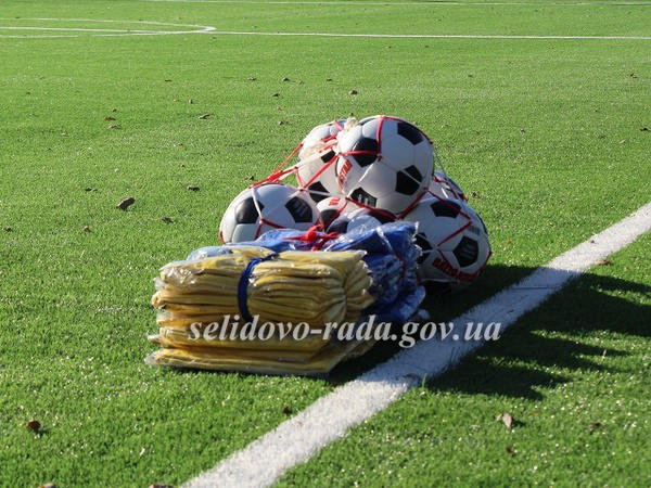 В Селидово торжественно открыли новую современную футбольную площадку