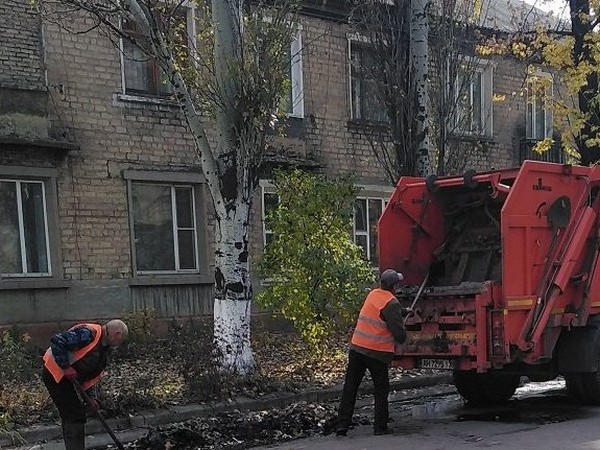 В Новогродовке безработные наводят порядок на улицах города