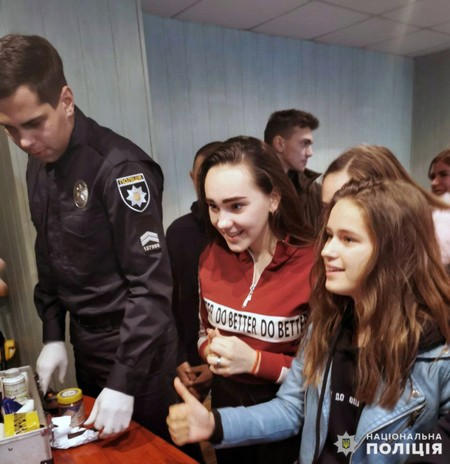 Селидовские полицейские поделились секретами своей работы со школьниками