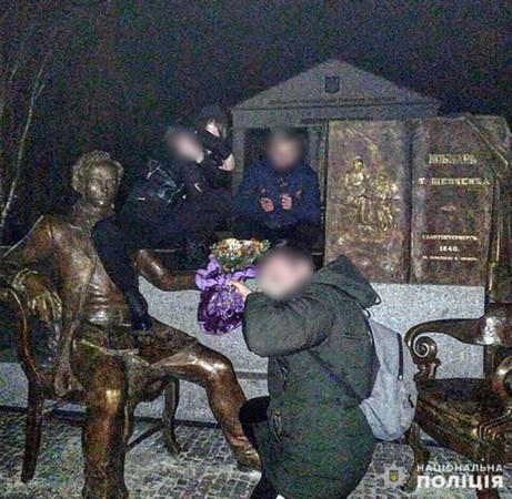 Полиция разыскала подростков, устроивших скандальную фотосессию на памятнике Шевченко в центре Покровска