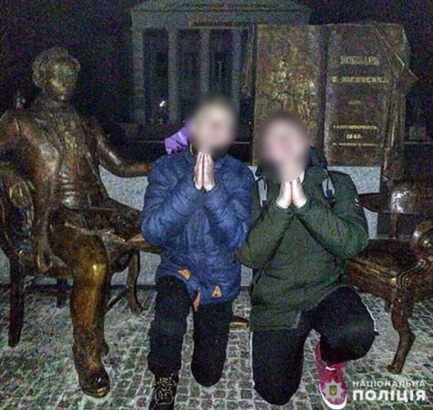 Полиция разыскала подростков, устроивших скандальную фотосессию на памятнике Шевченко в центре Покровска