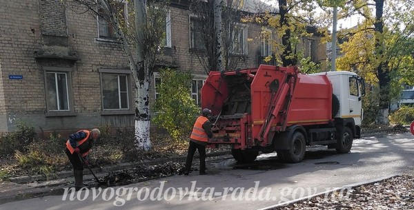 В Новогродовке безработные наводят порядок на улицах города