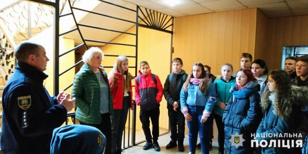 Новогродовские школьники увидели работу полиции изнутри