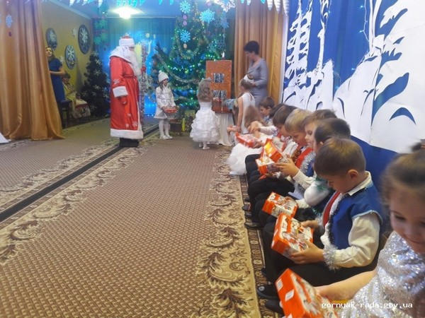В Горняке детям подарили новогоднюю сказку