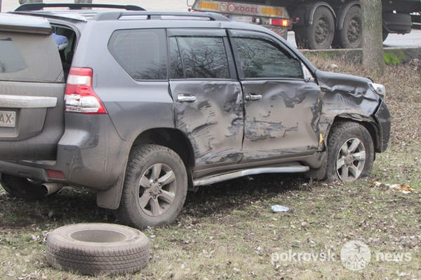 В Покровске не поделили дорогу джип и фура