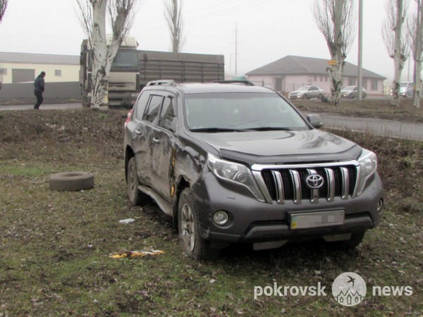 В Покровске не поделили дорогу джип и фура