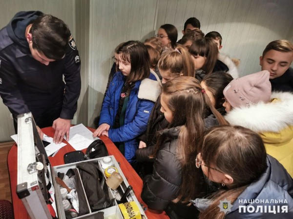 В Селидовском отделении полиции устроили День открытых дверей для школьников
