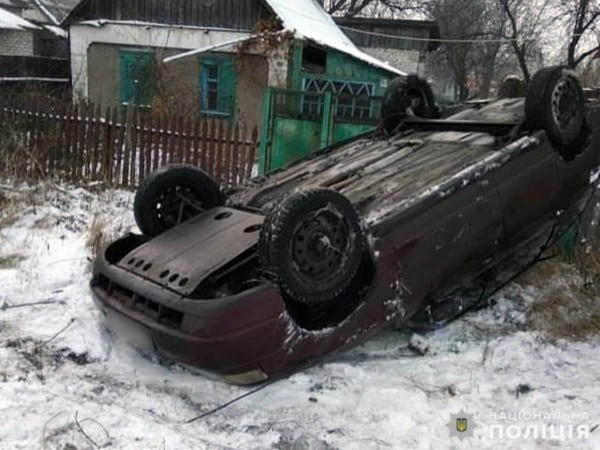 В Покровске 16-летний парень решил покататься на отцовском автомобиле и перевернулся на нем