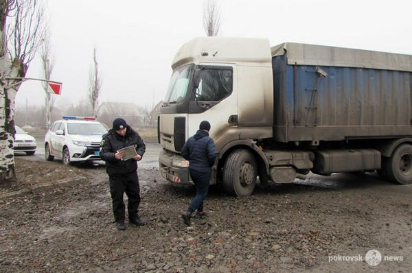 В Покровске не поделили дорогу джип и фура