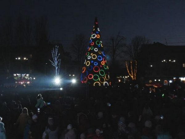 Весело и зажигательно в Покровске открыли главную новогоднюю елку