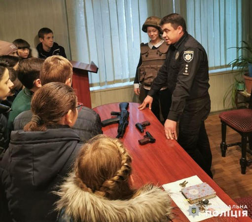 В Селидовском отделении полиции устроили День открытых дверей для школьников