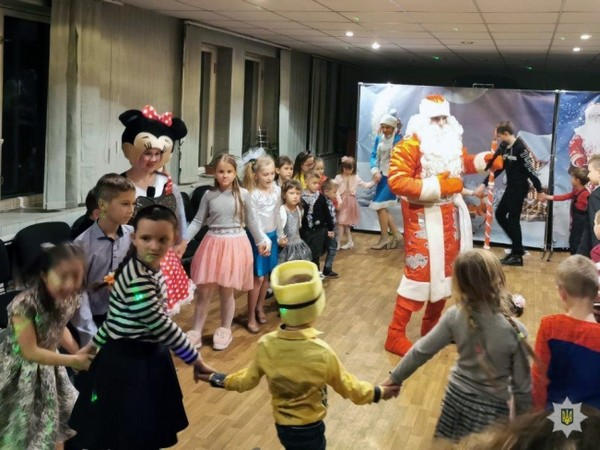 Селидовские полицейский устроили для детей яркий новогодний праздник