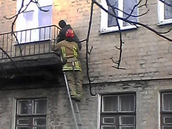 В Украинске спасателям пришлось снимать мужчину, который повис на балконе