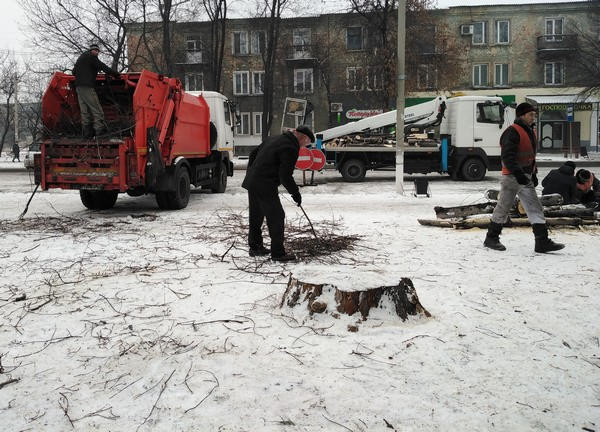 Безработные жители Новогродовки помогают наводить порядок в городе