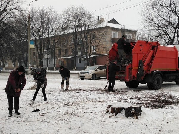Безработные жители Новогродовки помогают наводить порядок в городе