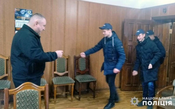 В Покровске молодежь пришла посевать в местное отделение полиции
