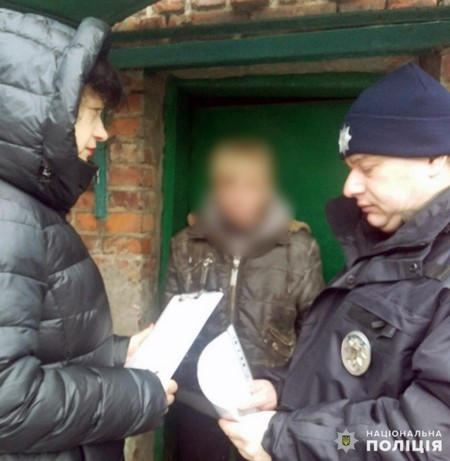 Во время рейда в Покровске полицейские обнаружили семью, в которой дети живут в ужасных условиях