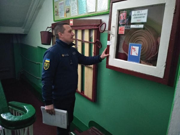Спасатели проверили соблюдение правил пожарной безопасности в Селидовском отделе образования