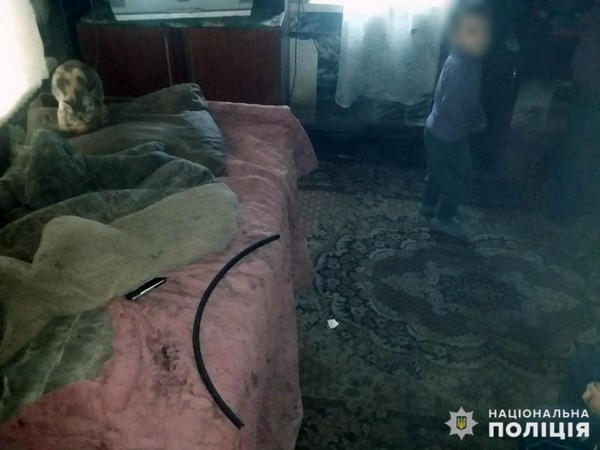 Во время рейда в Покровске полицейские обнаружили семью, в которой дети живут в ужасных условиях