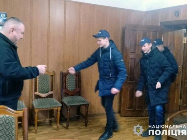 В Покровске молодежь пришла посевать в местное отделение полиции