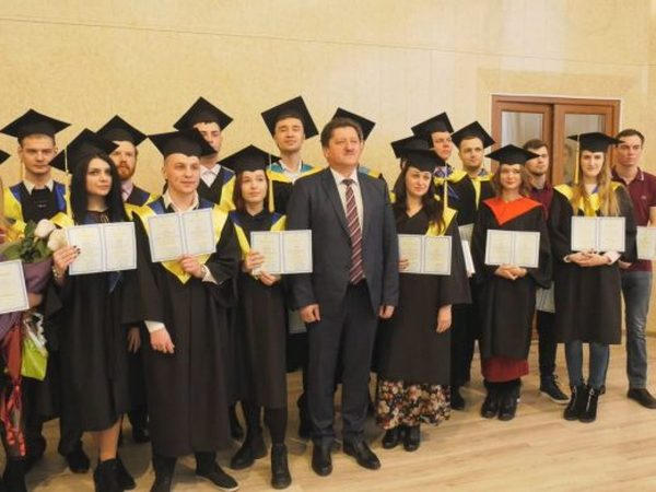 В Покровске выпускникам-магистрам ДонНТУ торжественно вручили дипломы