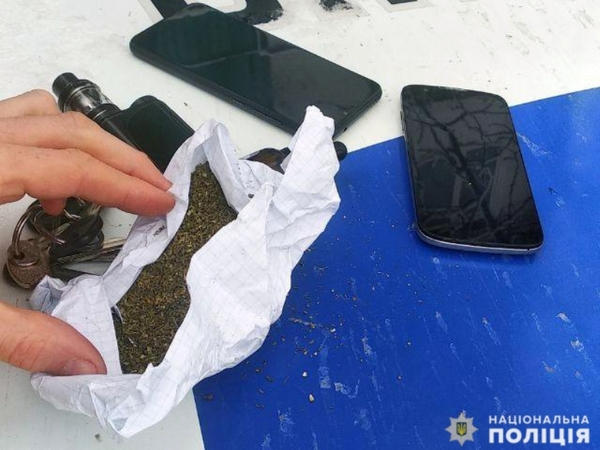 В Покровске полицейские обнаружили у прохожего наркотики
