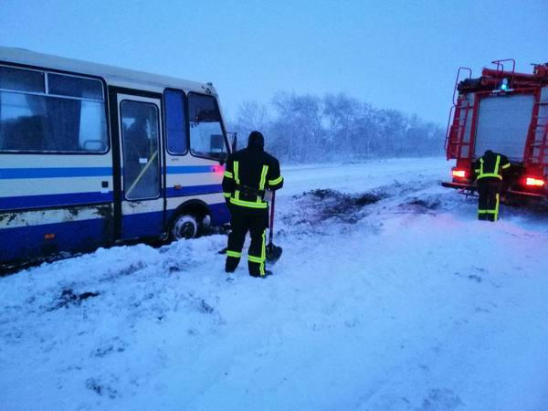 Как в Селидово спасатели освобождали автобус с пассажирами из снежного плена