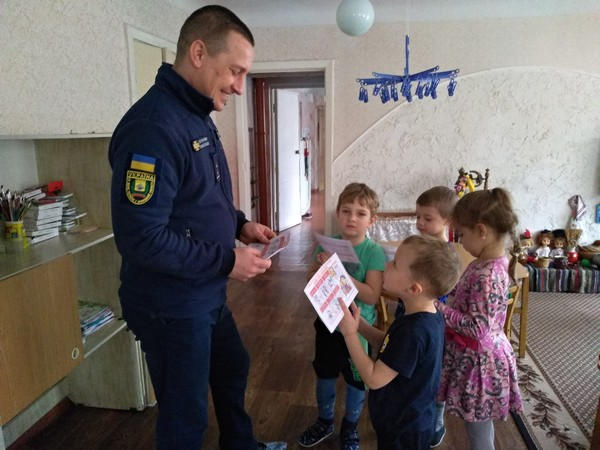 Селидовские спасатели рассказали воспитанникам детского сада о безопасности