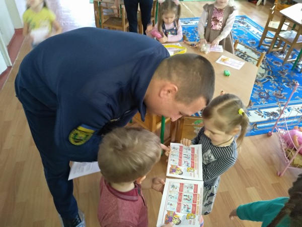 Селидовские спасатели рассказали воспитанникам детского сада о безопасности