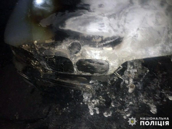 В Покровске среди ночи загорелся автомобиль