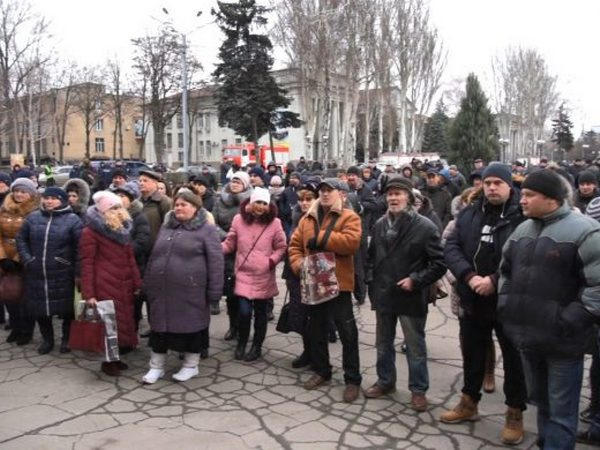 Шахтеры провели акцию протеста на главной площади Покровска
