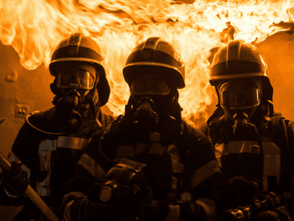 В Селидово пожарные спасли из горящей квартиры двоих человек