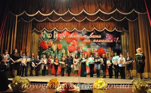 Женщин Новогродовки поздравили с 8 Марта
