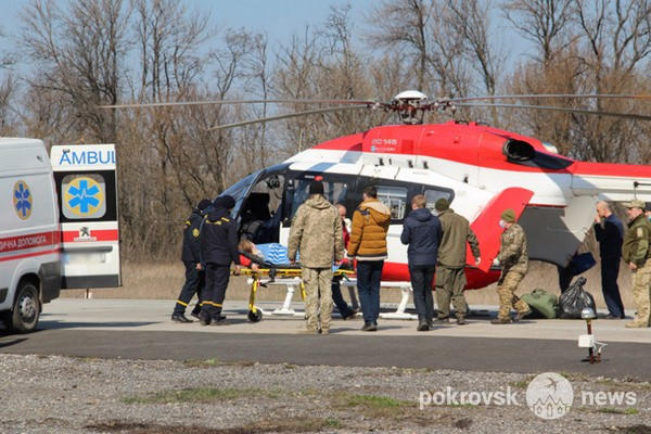 Беременную женщину из Покровска на вертолете доставили в Киев