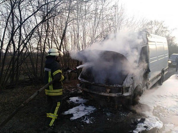 В Покровском районе посреди дороги сгорел микроавтобус