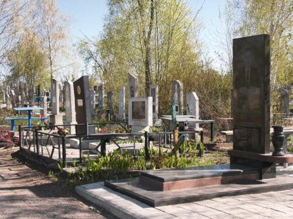 На кладбищах Покровска наводят порядок, но их посещение в поминальные дни запрещено