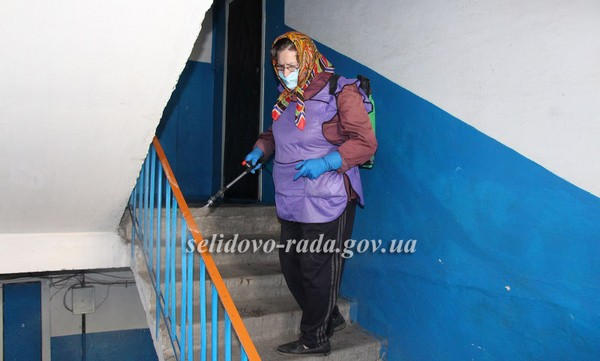 Борьба с коронавирусом: в Селидово дезинфицируют подъезды в многоэтажках